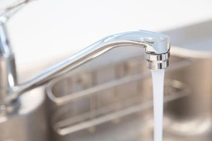 記事水道のパッキン交換は自分でやる?水道屋さんに頼む?かかる時間や費用を紹介のイメージ画像
