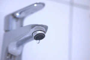 記事洗面台からの水漏れの修理料金は？水道屋さんに頼む場合の相場も紹介のイメージ画像