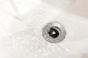 記事排水口（排水溝）詰まりの原因と解消方法!自分で対処するのと水道修理事業者に依頼するのはどっちがお得?のイメージ画像