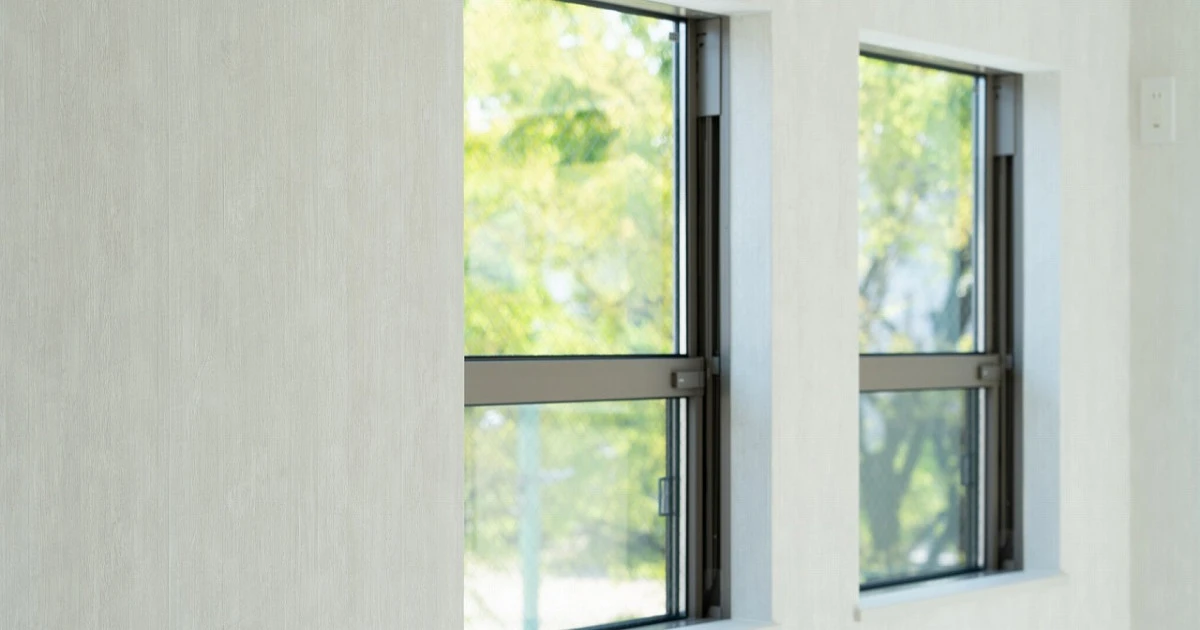 窓ガラス交換はDIYでできる？交換方法と業者費用の目安