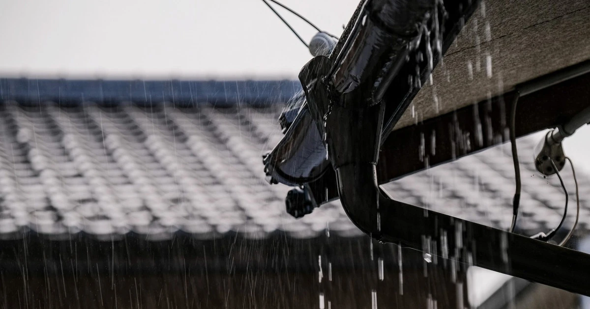 梅雨の時期でも外壁塗装はできる?塗装工事を行う際の注意点や業者の選び方について