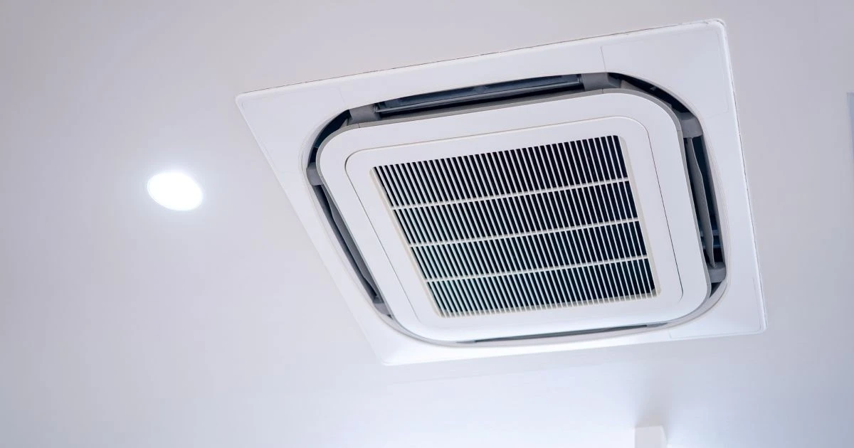 天井埋め込みエアコンを自分で掃除する手順！業者に依頼した場合の費用相場も紹介