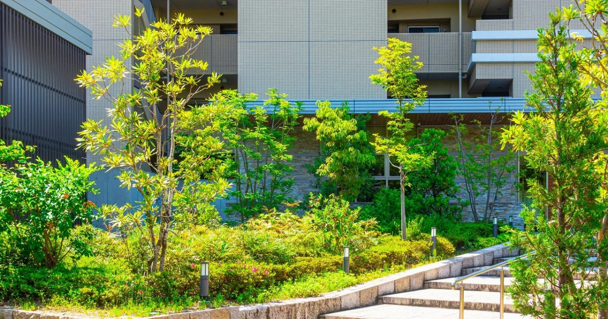 マンションの植栽管理とは？管理内容と費用の抑え方、業者選びを解説