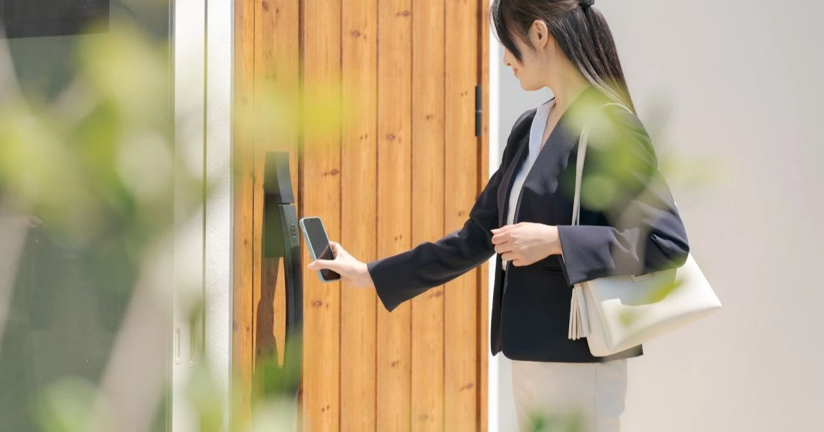 玄関の鍵をキーレスに交換するには？種類・費用と後付け時の注意点