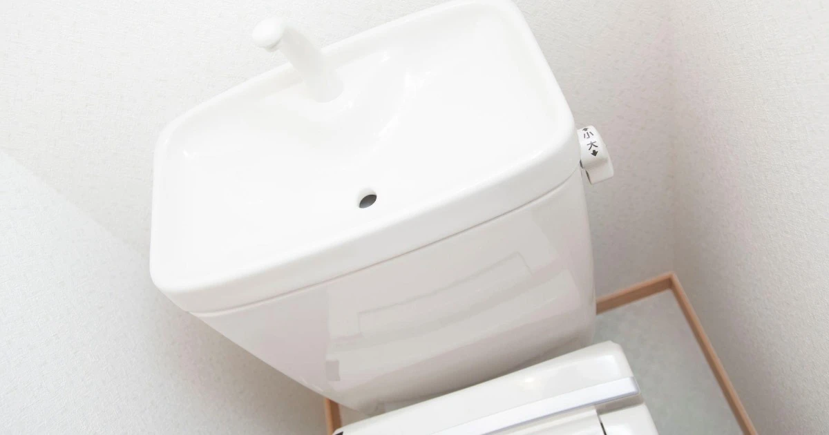 トイレタンクの水漏れの原因とは？応急処置や直し方、修理代の相場まで紹介