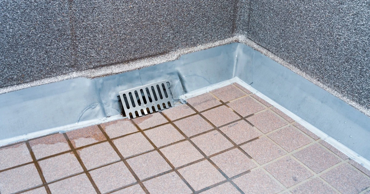 ベランダの排水口が詰まった!つまりの原因や掃除方法について