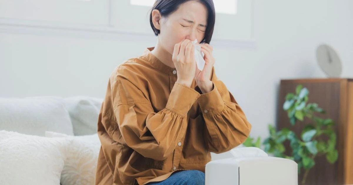 花粉症が家の中の方がひどいのはなぜ？室内で悪化する原因と対策を解説