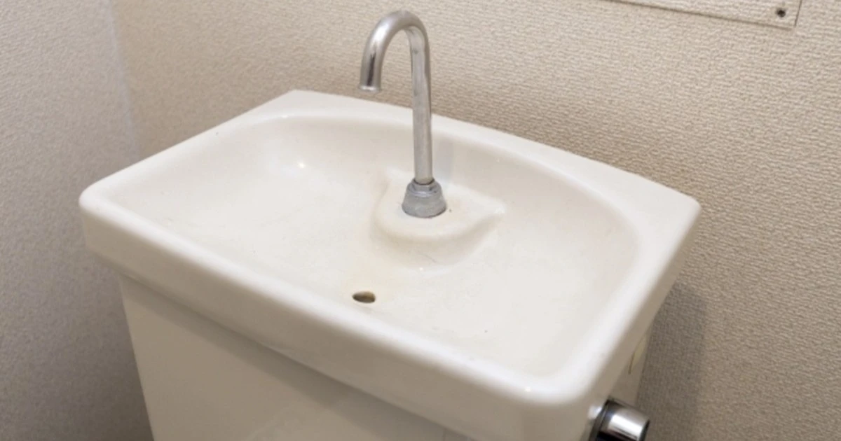 トイレのタンクに水がたまらない！原因別の対処法と修理費用の目安を紹介