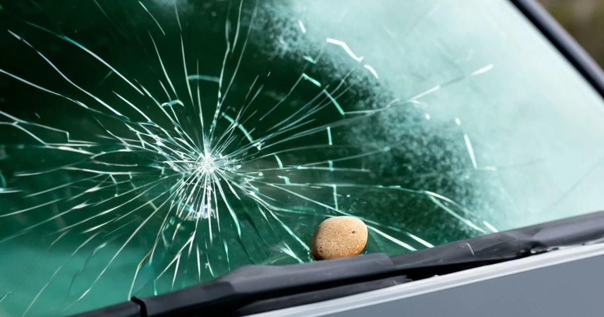 フロントガラスリペアの費用は?自分で修理する方法と事業者選びのポイントを解説!