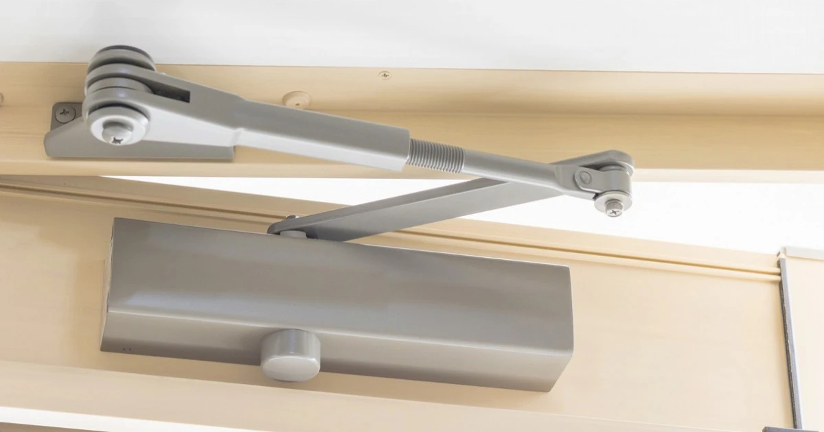 古いドアクローザーは自分で調整できる？調整方法や業者の費用相場を解説