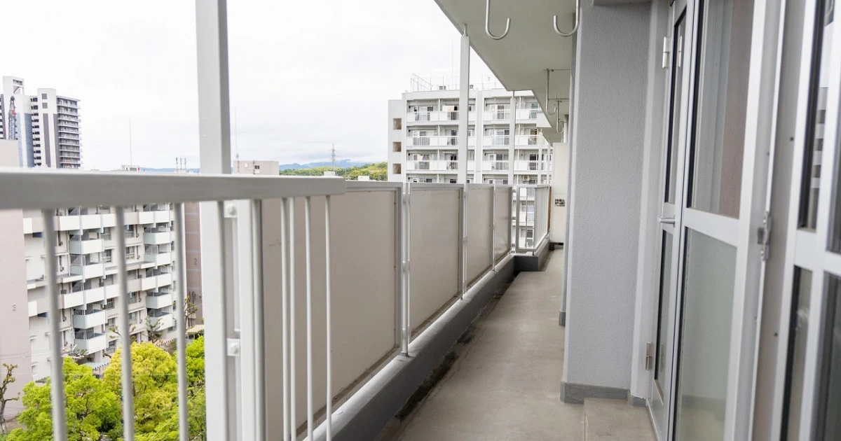 マンションのベランダ掃除は必須！掃除方法や業者の費用について