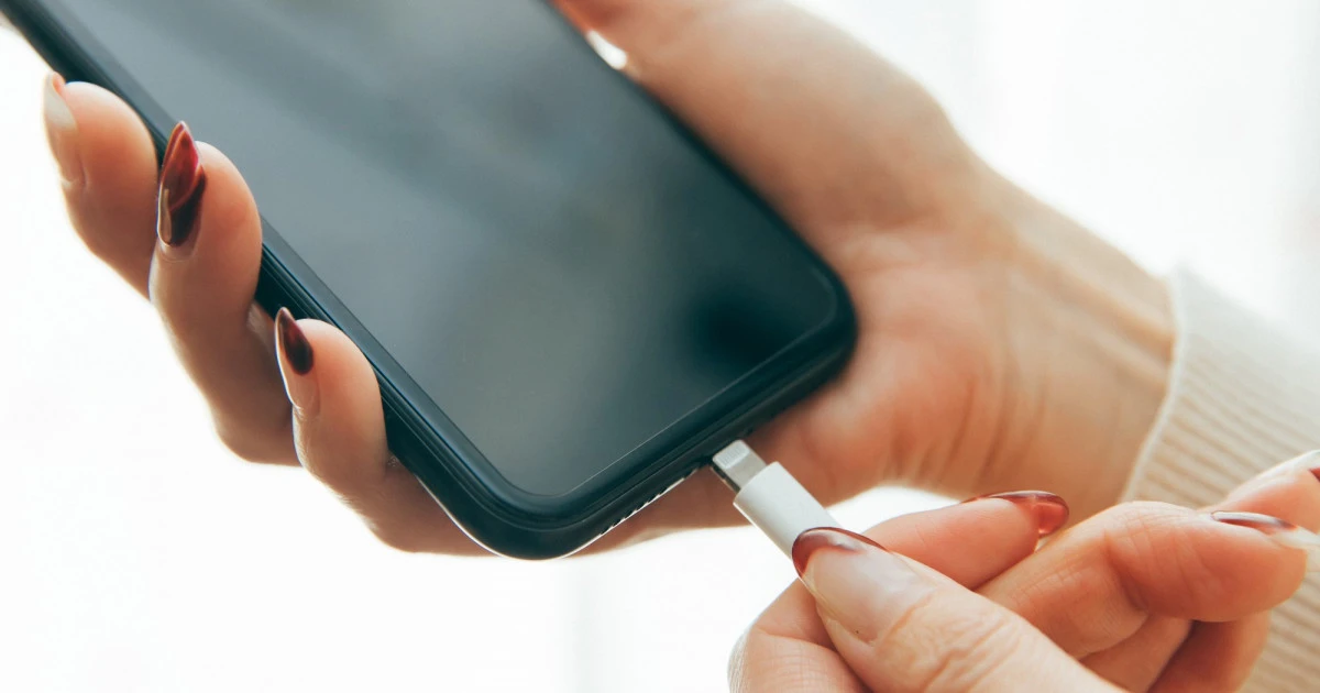 【iPhone・Android】スマホの充電ができない・増えない?!原因と対処方法について解説