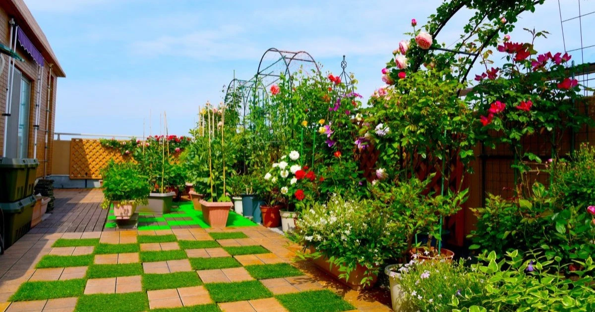 スズメバチが好きな花とは？集まる原因と庭でできる対策を解説