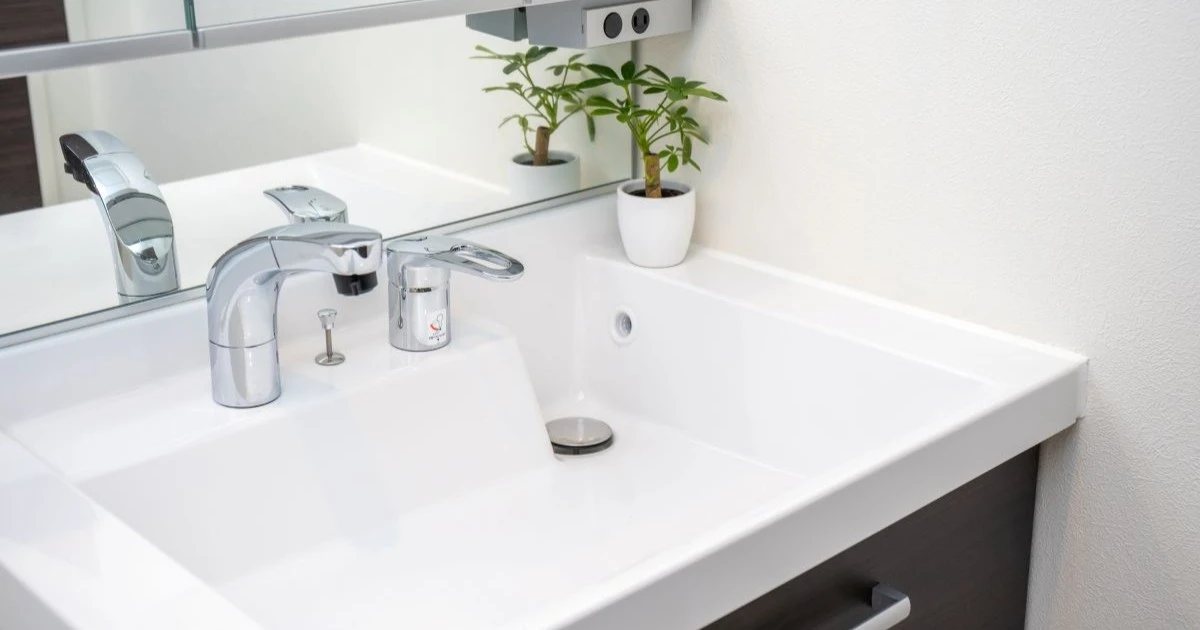 洗面所の排水溝の流れが悪い原因は？自分でできる対処法を解説