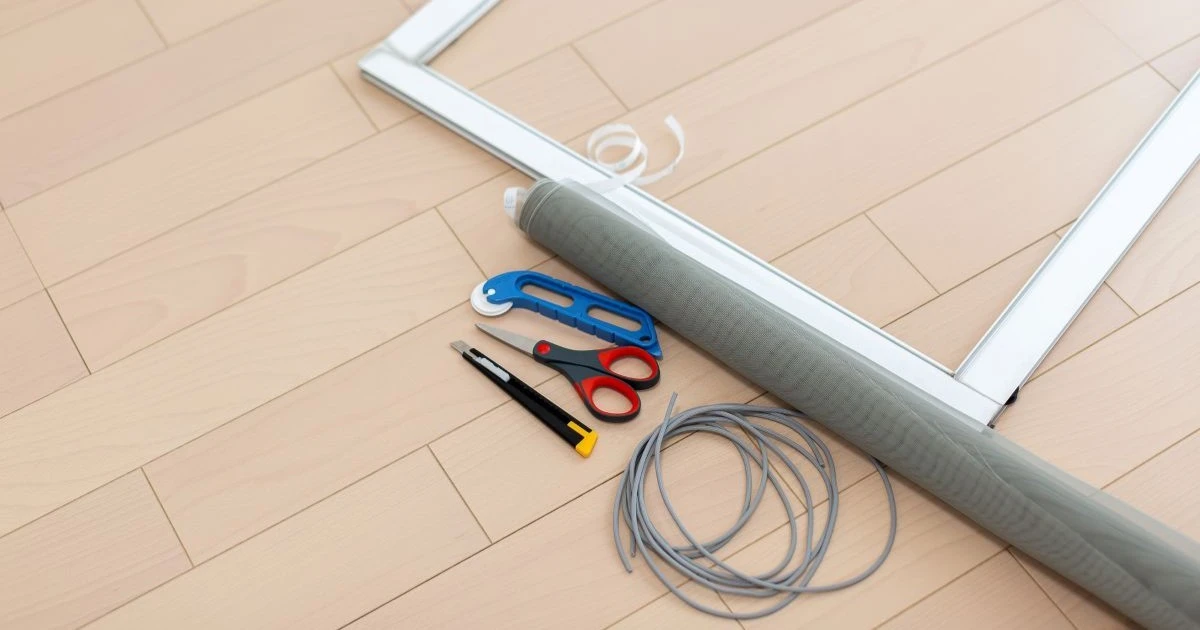 網戸の張り替えは自分でできる？100均アイテムと手順・注意点を解説