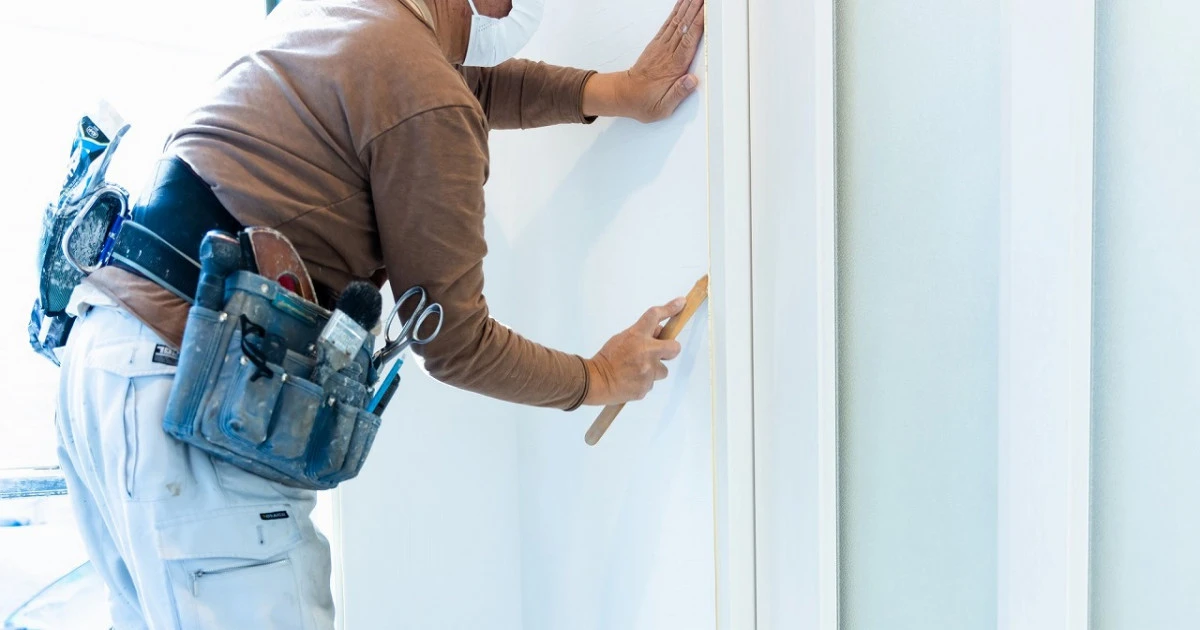 クロスの張り替えは自分でできる？必要な道具や手順、費用と注意点を解説