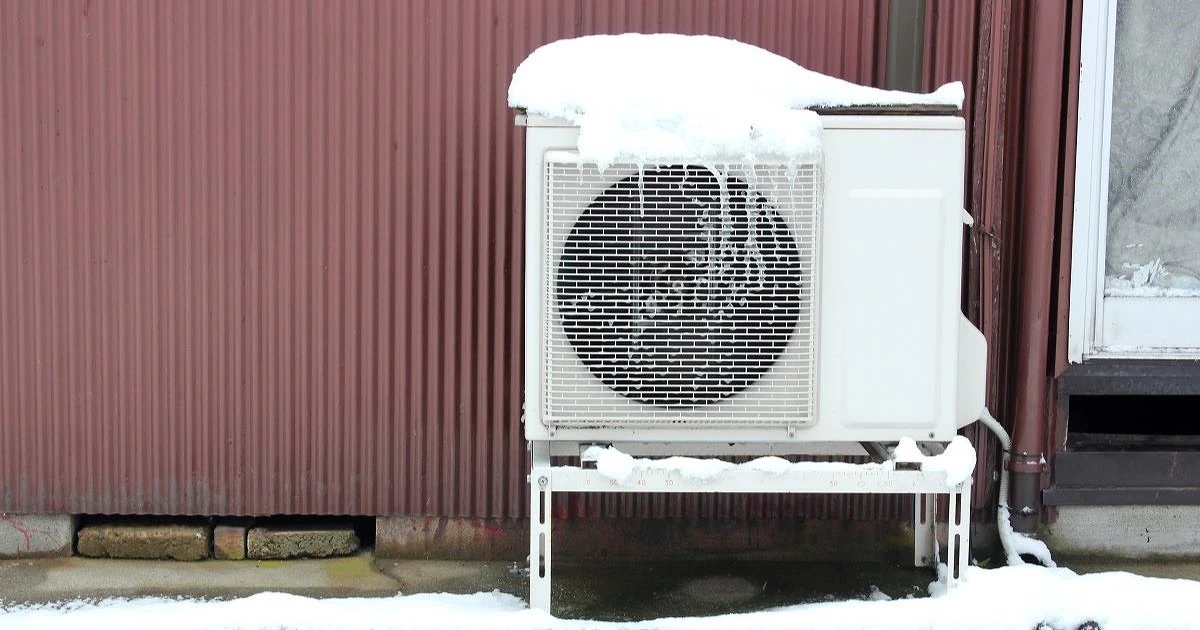 エアコン室外機の雪対策は必要?トラブルを回避するための対処法を解説