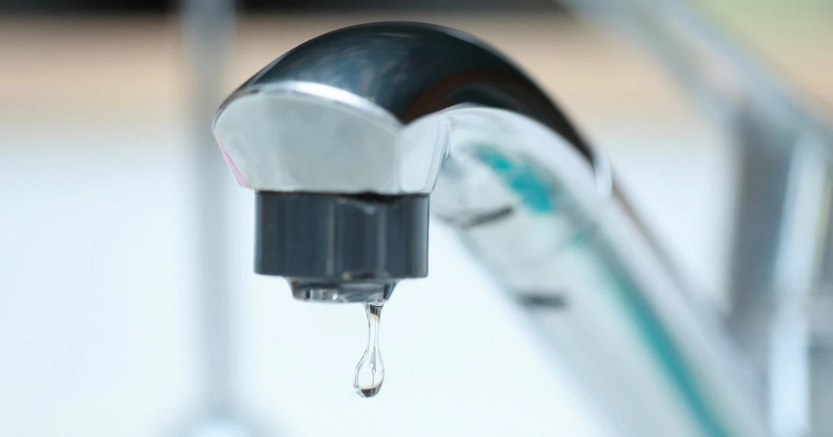 災害時などに停電したら水道も止まるの?断水時に必要な水の備蓄量なども解説