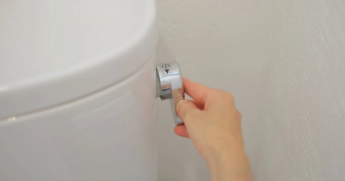 トイレのレバーが空回りする?!水が流れない時の対処法を解説します
