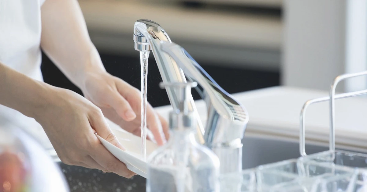 夏なのに水道からお湯しか出ない!主な原因や具体的な対処方法について解説