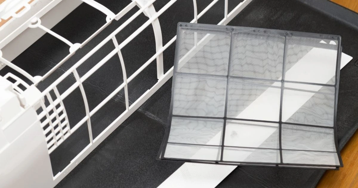 エアコンのフィルターが破れた！応急処置法や修理業者の選び方も解説