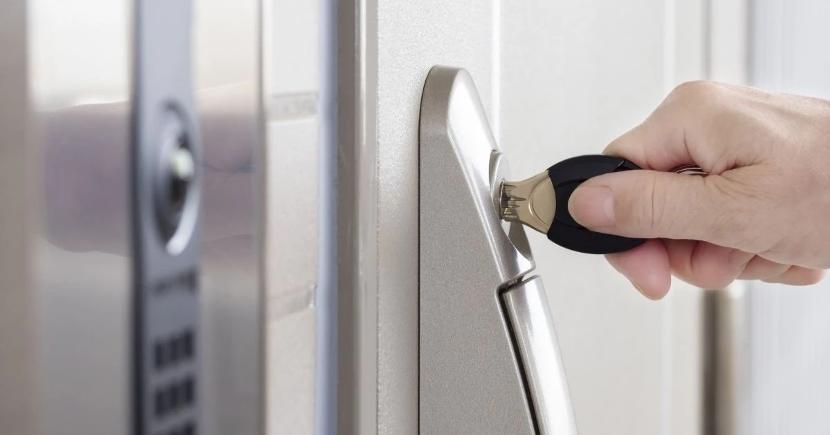 玄関の鍵が閉まるけど開かない原因と対処法！やってはいけないNG行動も解説