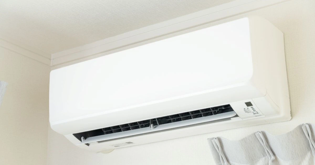 エアコンが勝手につく原因とは？対処法と防止策を解説