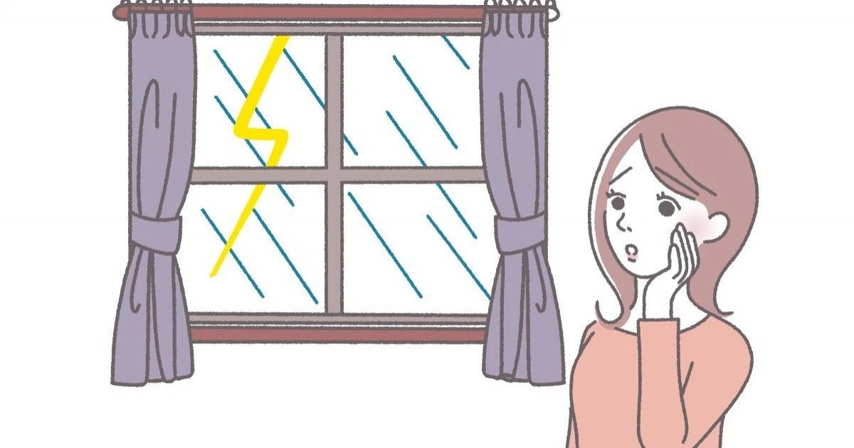 雷が鳴っている時は家の中でもスマホを使うと危ないって本当？