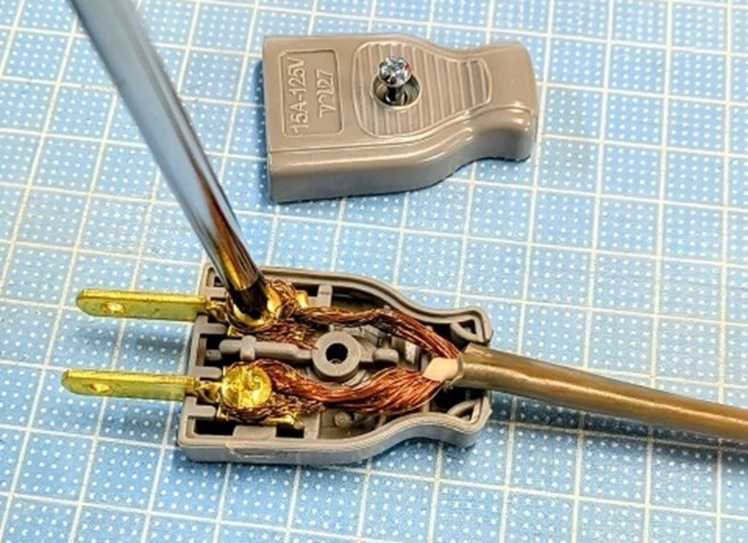 プラグを解体している様子