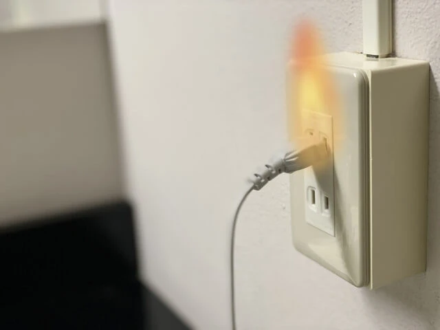 コンセントが燃えている様子 