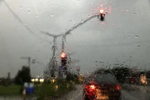 雨粒がついて視界が歪んだ窓の画像