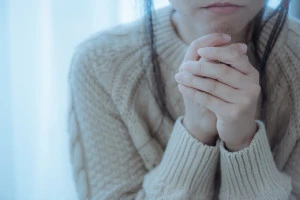 ニットを着た冷え性の日本人女性の写真