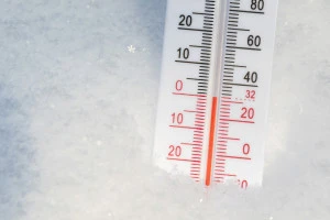 雪に埋まった温度計の写真