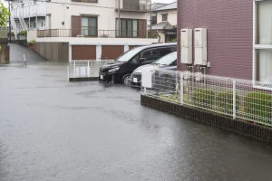 雨が収まった後の浸水した住宅街