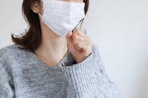 咳こんでいる女性