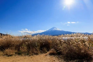 行楽日和の冬の富士山の写真