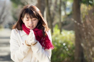 コートの女性の写真