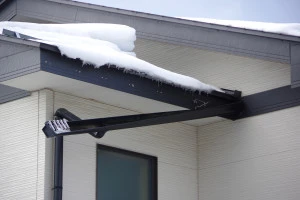 雨どいの破損　雪害で雨樋破損している写真