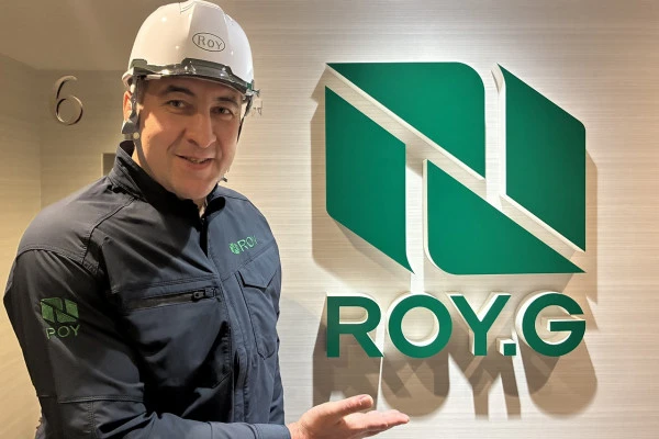 ROY株式会社のロゴと元大関・栃ノ心氏