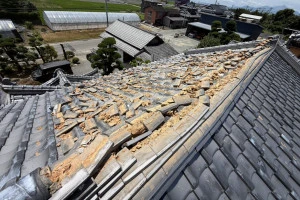 令和8年熊本地震により損傷した瓦屋根の写真1