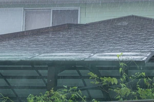 屋根に降り注ぐ大雨の写真