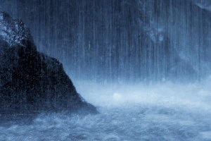 台風の接近により大荒れの海の写真