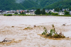 大雨で増水した川のイメージ画像