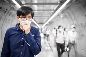 咳こんでいる男性