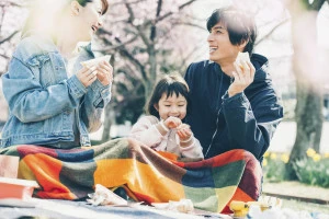 花見をする親子の写真