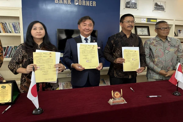 サンガブアナ大学（USB）で調印式に参加するROY株式会社 大石社長とインドネシア総合研究所　アウリア氏　サンガブアナ大学のディディン学長