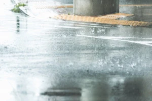 大雨の道路の写真
