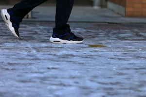 凍結した歩道　イメージ