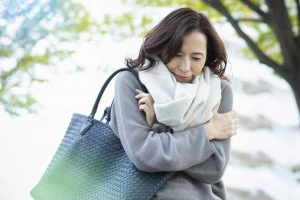 寒がっている女性の写真