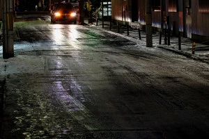 凍結した路面（市街地道路）の写真